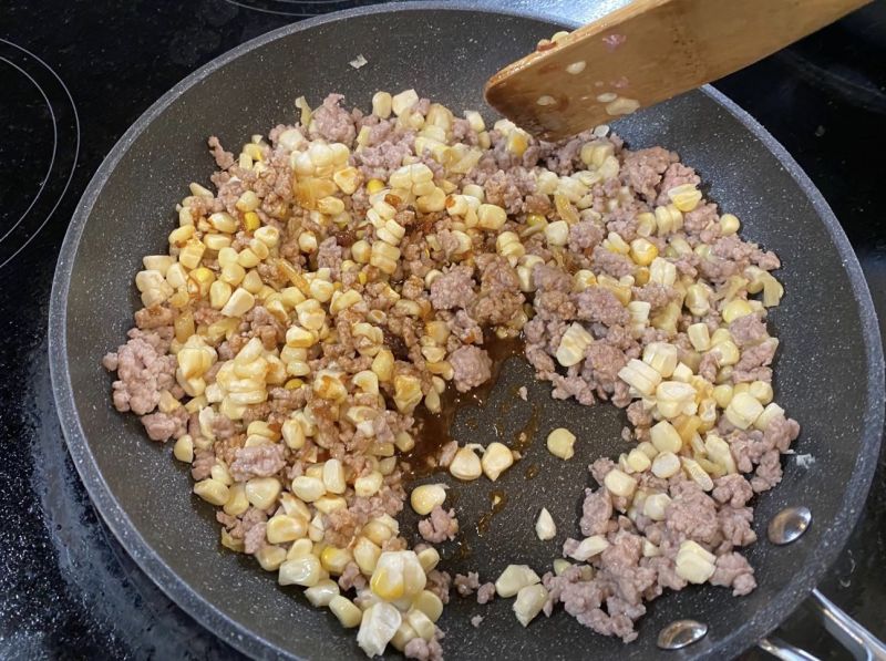 第6步(快手饭扫光-玉米肉末饭的做法)