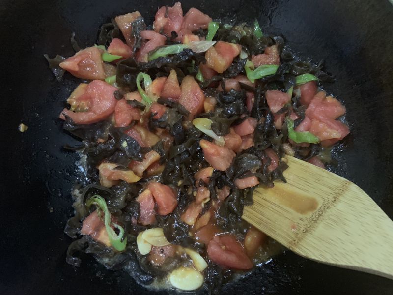 第3步(西红柿木耳疙瘩汤的做法)
