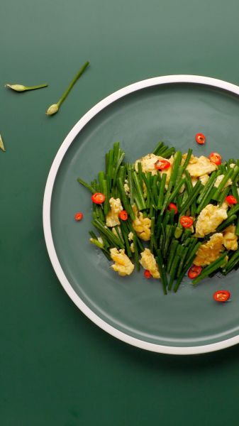 韭菜苔炒鸡蛋成品图