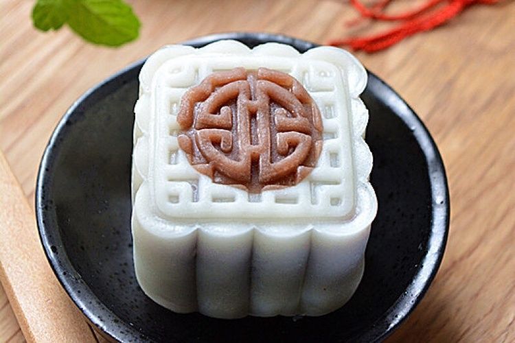 红豆沙冰皮月饼，中秋节和朋友一起分享美味成品图