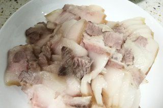 第1步(洋葱回锅肉的做法)