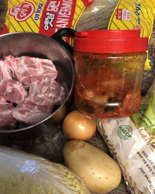 第1步(韩国料理之土豆猪骨汤的做法)