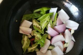 第5步(青椒洋葱炒酱牛肉的做法)