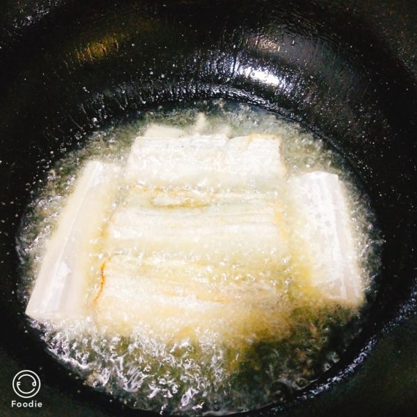 第3步(黄豆酥焖带鱼的做法)