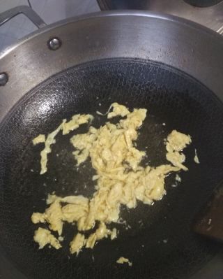 第2步(酸菜鸡蛋炒米的做法)