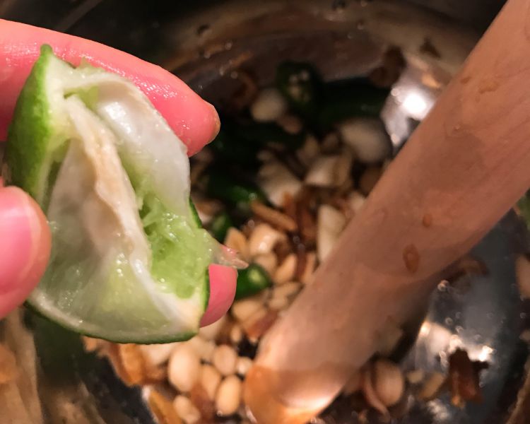 第6步(泰式青木瓜沙拉Somtam 在家就可以做的超地道美味的做法)