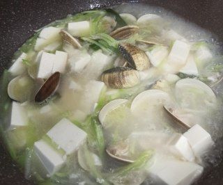 第7步(青萝卜蛤蜊炖豆腐汤的做法)