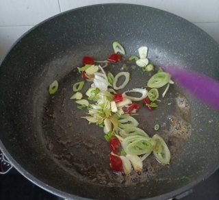 第7步(酸菜肥肠煲的做法)