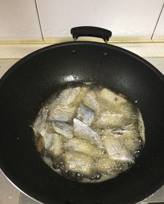 第2步(椒盐带鱼的做法)