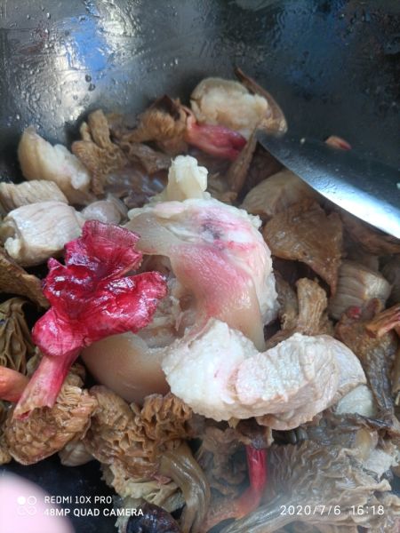 第3步(野蘑菇炖肉的做法)