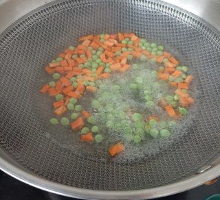 第4步(肉丁薤白炒豌豆的做法)