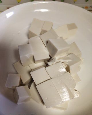 第1步(家常红烧豆腐的做法)