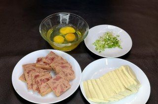 第1步(午餐肉豆腐鸡蛋饼的做法)
