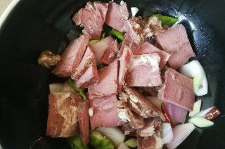 第7步(青椒洋葱炒酱牛肉的做法)