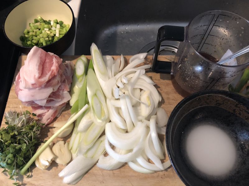 第1步(日本家庭菜「生姜烧」的做法)