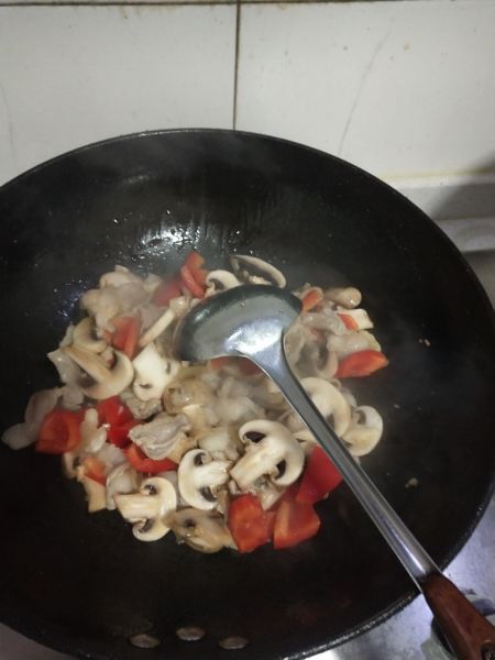 第3步(蘑菇小炒肉（快手菜）的做法)