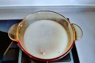 第3步(汤鲜味美的豆浆火锅的做法)