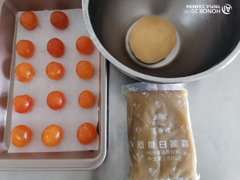 第3步(莲蓉蛋黄月饼的做法)