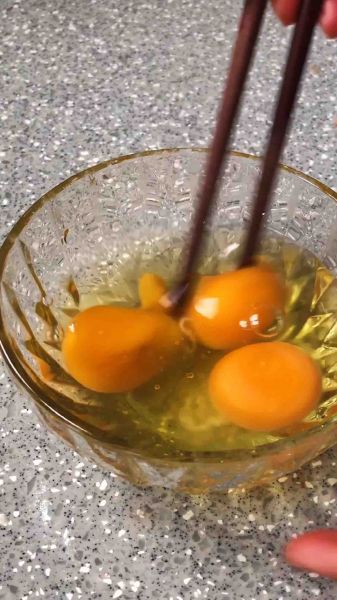 第1步(小葱炒鸡蛋的做法)