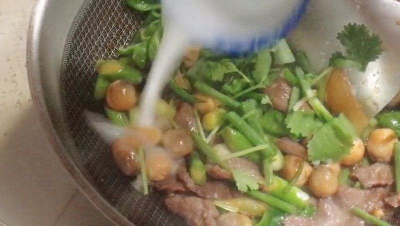 第13步(粤菜:草菇鲍鱼汁炒牛肉的做法)