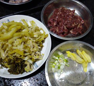 第1步(酸菜牛肉的做法)