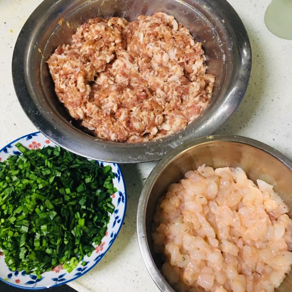 第2步(虾仁猪肉韭菜饺子的做法)