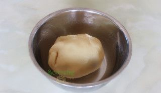 第4步(广式莲蓉蛋黄月饼的做法)