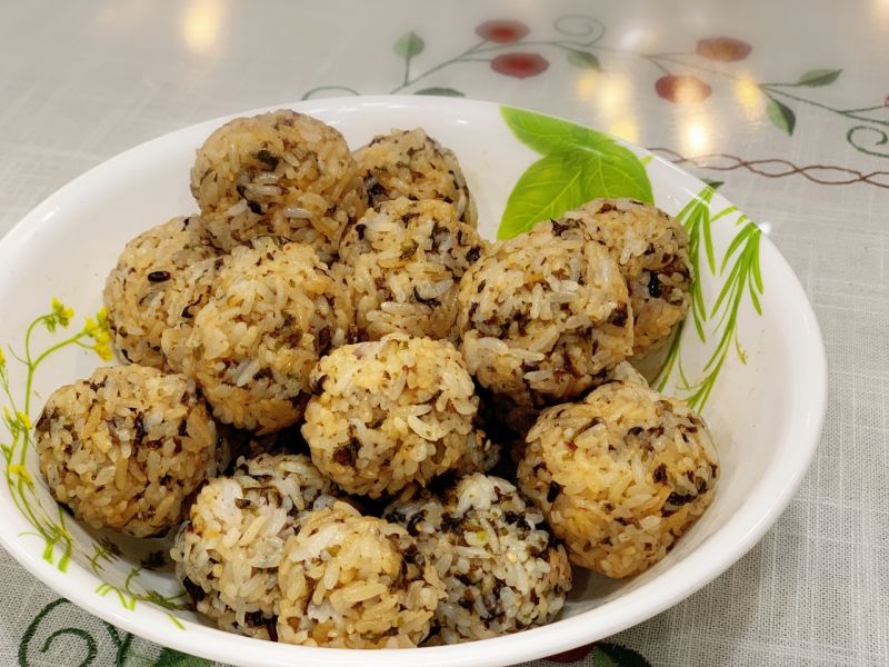 第6步(快手海苔肉松饭团/紫菜拌饭的做法)