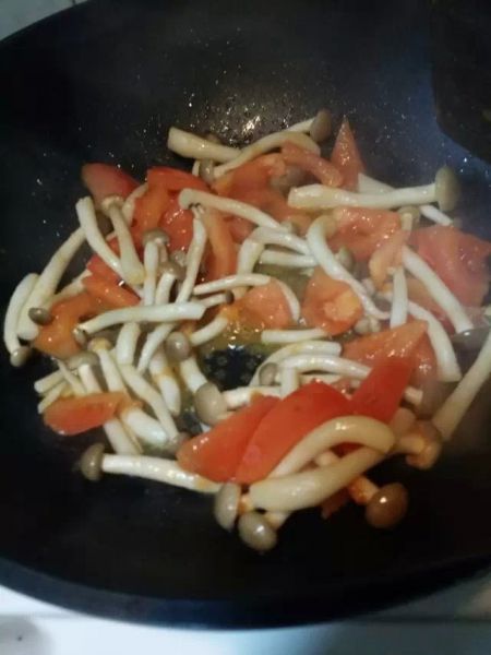 第2步(西红柿蟹味菇蛋汤的做法)