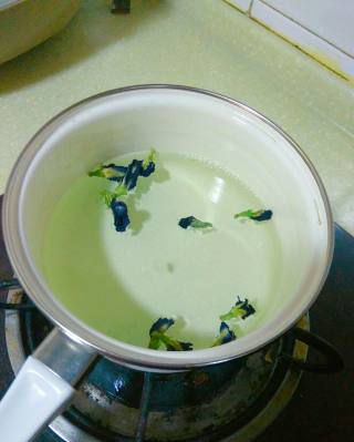 第5步(消夏饮品：蝶豆花蜂蜜牛奶的做法)