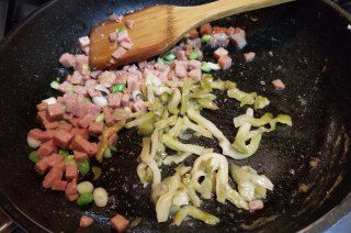 第7步(榨菜午餐肉炒饭的做法)