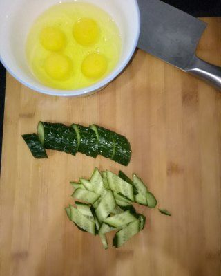 第1步(黄瓜炒鸡蛋的做法)