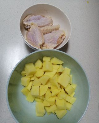 第1步(简单甜糯的土豆炖鸡翅的做法)