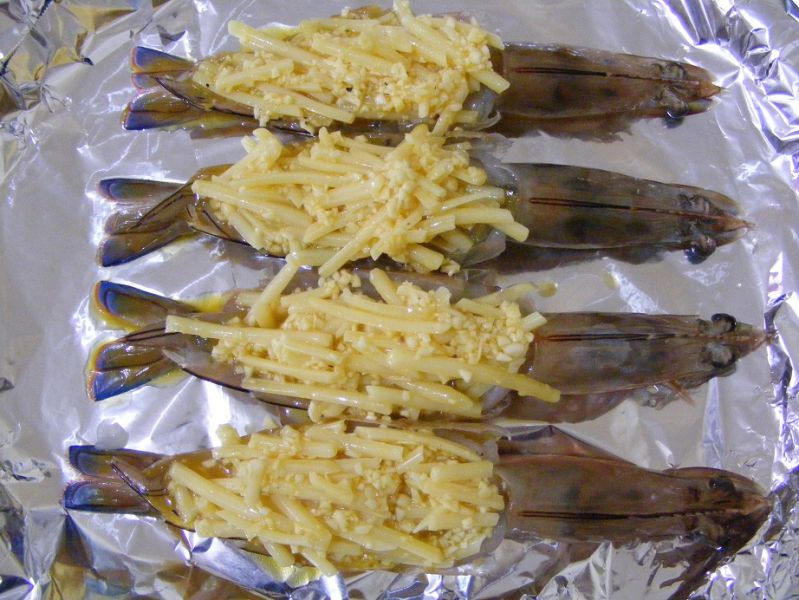 第9步(奶酪芝士狂的海鲜盛宴----蒜香奶酪焗明虾的做法)