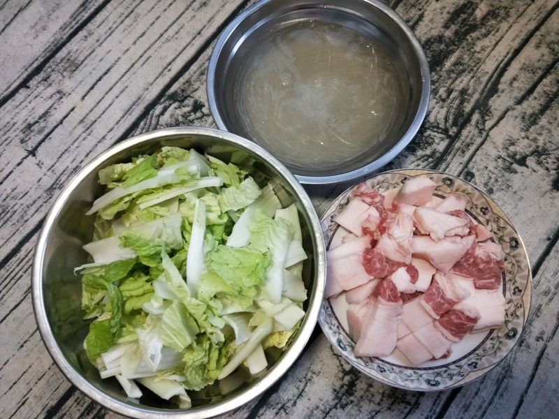 第1步(猪肉白菜炖粉条的做法)