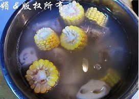 第4步(莲藕玉米排骨汤的做法)