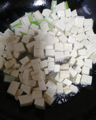 第4步(红油午餐肉烧豆腐的做法)