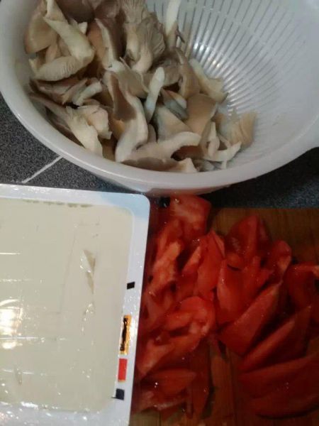 第1步(西红柿平菇豆腐汤的做法)