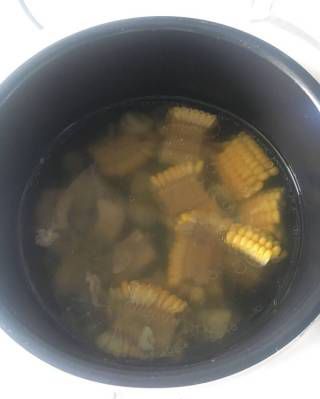 第4步(玉米排骨汤的做法)