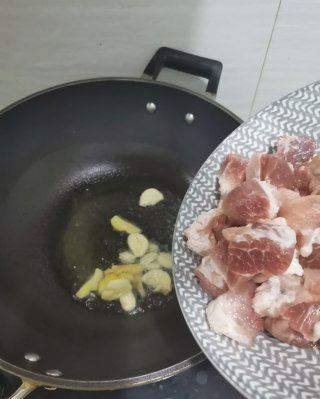 第2步(土豆烧肉的做法)