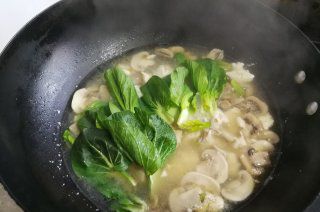 第6步(虾仁蘑菇豆腐汤的做法)