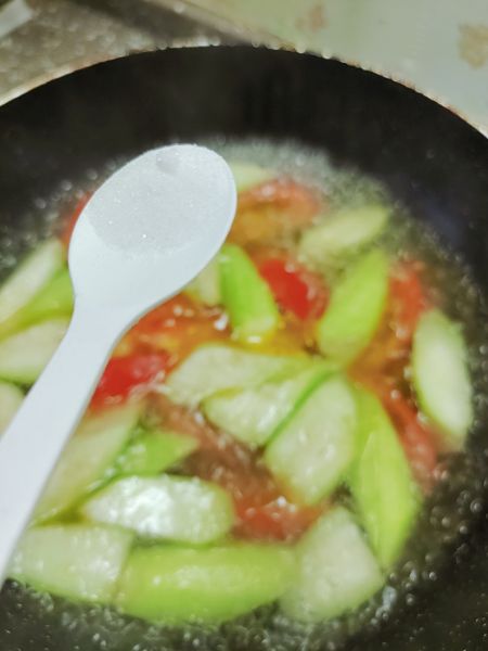 第7步(丝瓜番茄煎蛋午餐肉汤的做法)