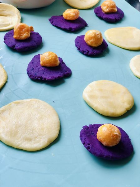 第3步(紫薯蛋黄酥的做法)