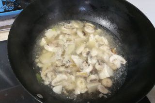 第5步(虾仁蘑菇豆腐汤的做法)