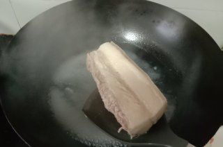 第3步(蒜苗回锅肉的做法)