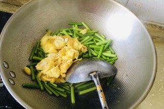 第7步(蒜苔炒鸡蛋的做法)