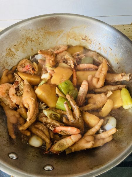 第13步(硬菜之红烧鸡爪、土豆、虾、墨鱼仔的做法)