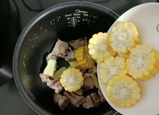 第6步(玉米萝卜排骨汤的做法)