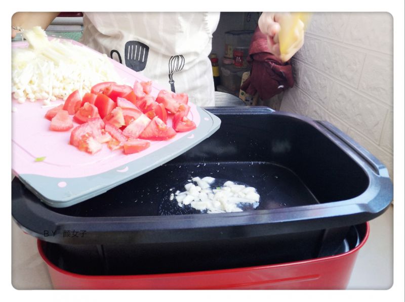 第4步(#麦子厨房#美食锅之金针菇炒西红柿的做法)