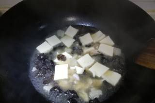 第6步(肉片豆腐木耳汤的做法)